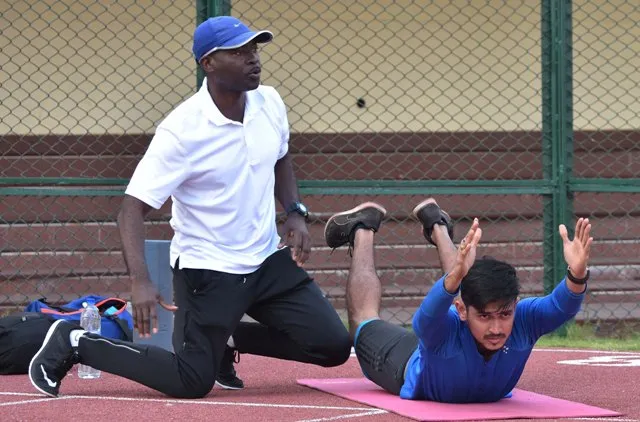 ଭିତ୍ତିଭୂମି ପରଖିଲେ, ଅମିୟଙ୍କୁ ପ୍ରଶିକ୍ଷଣ ଦେଲେ