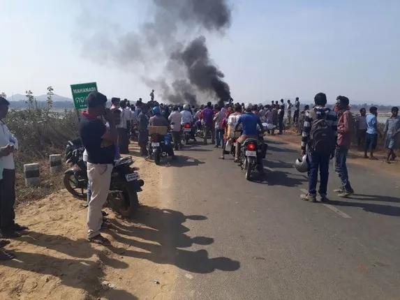 ଟ୍ରକ୍‌ ଧକ୍କାରେ ବାଇକ ଚାଳକ ମୃତ, ଜଣେ ଆହତ, ରାସ୍ତାରୋକ