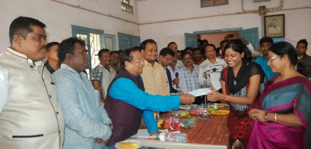 ୫୦ ଜମାକାରୀଙ୍କୁ ଅର୍ଥ ଫେରାଇଲେ ମନ୍ତ୍ରୀ