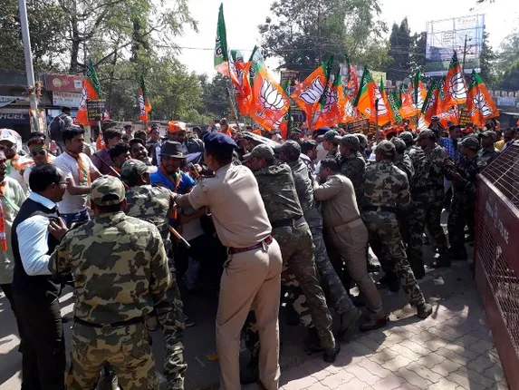 ବରଗଡ଼ରେ କୁନ୍ଦୁଲି ନିଆଁ : ପୁଲିସ୍‌ - ଯୁବମୋର୍ଚ୍ଚା କର୍ମୀଙ୍କ ଧସ୍ତାଧସ୍ତି, ୪୦ ଗିରଫ