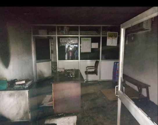 ରାଜନୈତିକ ଶତ୍ରୁତା : ଗଣଶିକ୍ଷା ମନ୍ତ୍ରୀ ପୁଅଙ୍କ କାର୍ଯ୍ୟାଳୟ ଉପରେ ବୋମାମାଡ