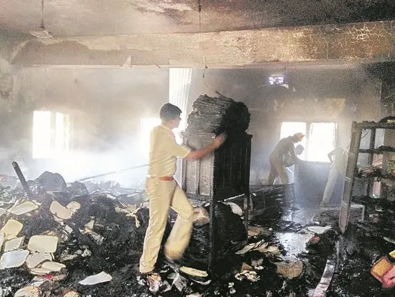 ଲାମ୍ପ୍‌ସ ଦୁର୍ନୀତି ଜଣାପଡ଼ିବା ପରେ ଡିଆର୍‌ସିଏସ୍‌ କାର୍ଯ୍ୟାଳୟରେ ଅଗ୍ନିକାଣ୍ଡ