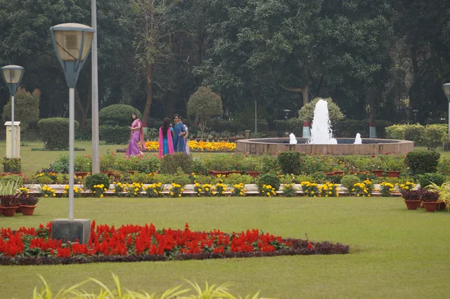 ନୂଆବର୍ଷରେ ରାଜଧାନୀ ପାର୍କରେ ଫଟୋ ନେଉଛନ୍ତି ଯୁବତୀ(ଅପର୍ତ୍ତି)