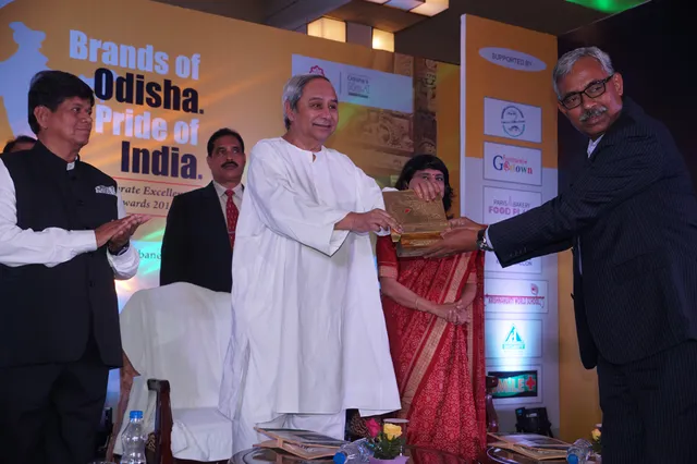 ‘ସମ୍ବାଦ’ କର୍ପୋରେଟ ଏକ୍ସିଲେନ୍ସ ଆଓ୍ଵାର୍ଡ ପ୍ରଦାନ କରୁଛନ୍ତି ମୁଖ୍ୟମନ୍ତ୍ରୀ ନବୀନ ପଟ୍ଟନାୟକ