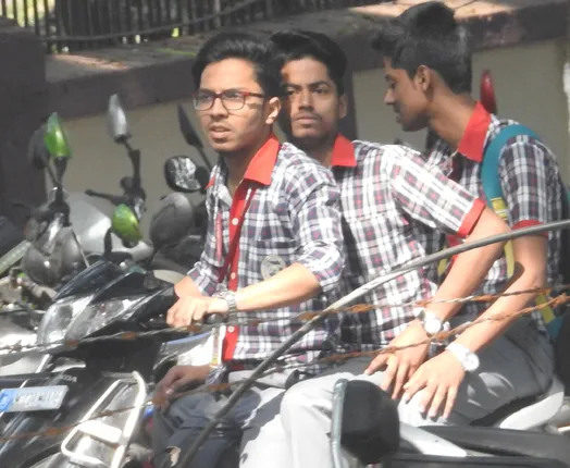 ସ୍ମାର୍ଟ ସିଟିର ସ୍ମାର୍ଟ ଦୃଶ୍ୟ: ଗୋଟାଏ ଗାଡ଼ିରେ ତିନ୍‌, ପୁଣି ବିନା ହେଲ୍‌ମେଣ୍ଟ୍‌ରେ(ବିଭୂତି)