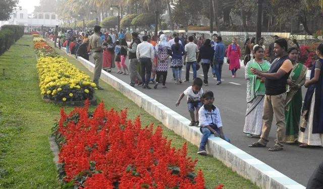 ରାଜଭବନର ପୁଷ୍ପ ଉଦ୍ୟାନରେ ଲୋକଙ୍କ ଭିଡ
