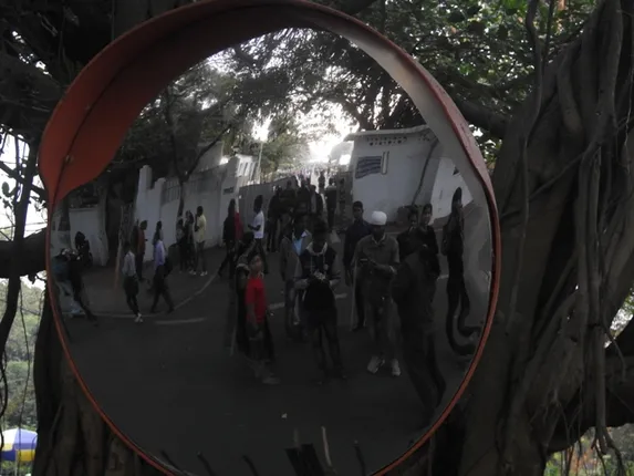 ରାଜଭବନ ଗେଟ ସମ୍ମୁଖରେ ଥିବା ଦର୍ପଣର ଦୃଶ୍ୟ