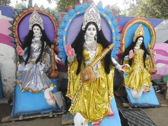 ରାଜଧାନୀ ରାସ୍ତାପାର୍ଶ୍ୱରେ କଲିକତା କାରିଗରୀଙ୍କ ମୂର୍ତ୍ତି