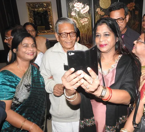 ବିଶିଷ୍ଟ ସାହିତ୍ୟିକ ମନୋଜ ଦାସଙ୍କ ସହ ସେଲ୍‌ଫି ନେଉଛନ୍ତି ସାହିତ୍ୟପ୍ରେମୀ