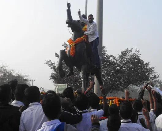 ଫଟୋ ମାୟାରେ ବାୟା: ନେତାଜୀଙ୍କ ଶୈଳୀରେ ଫଟୋ ଉଠାଉଛନ୍ତି ଯୁବକ(ବିଭୂତି)