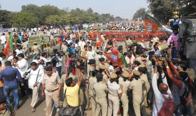 ଶିଶୁଭବନ ଛକରେ ବିଜେପି କର୍ମୀ ଓ ପୁଲିସ ମୁହାଁମୁହିଁ