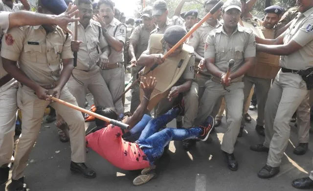 ବିଜେପି କର୍ମୀଙ୍କ ଉପରେ ପୁଲିସର ଲାଠିମାଡ