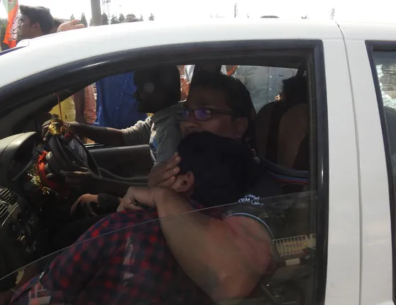 ବନ୍ଦ ବେଳେ ଗାଡ଼ି ଭିତରେ ଭୟଭୀତ ଶିଶୁ