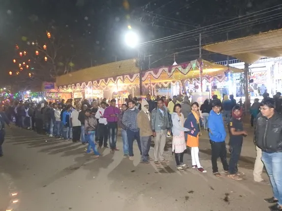 ଟିକେଟ ପାଇଁ ଯାତ୍ରା ପ୍ରେମୀଙ୍କ ଭିଡ଼