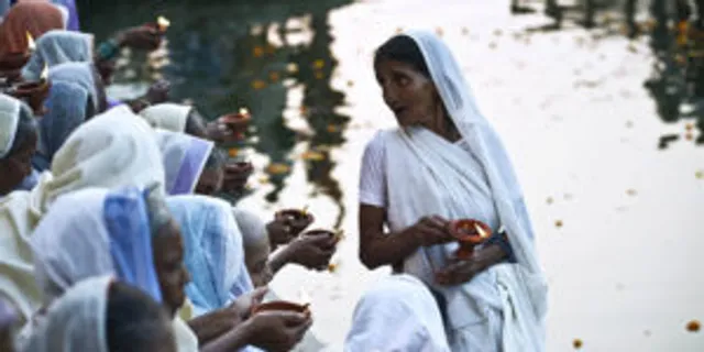 କାହିଁକି ବିଧବା ନାରୀ ଧଳା ପୋଷାକ ପିନ୍ଧନ୍ତି ଆଉ ଆମିଷ ଭକ୍ଷଣ କରନ୍ତି ନାହିଁ?