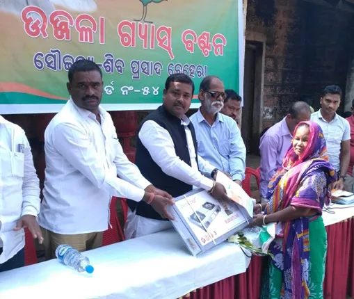 ଏକାମ୍ରରେ ହିତାଧିକାରୀଙ୍କୁ ଗ୍ୟାସ୍‌ ସିଲିଣ୍ଡର୍‌ ଓ ଚୂଲା ବଂଟନ