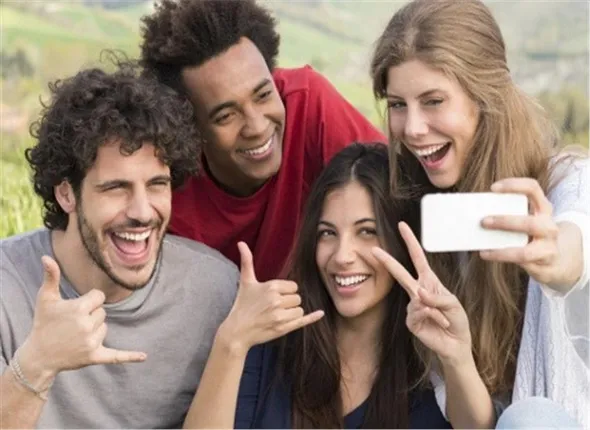 ମହଙ୍ଗା ପଡ଼ିବ ସେଲଫି କ୍ରେଜ, ହୋଇପାରେ ସେଲଫିଟାଇସ୍‌ ରୋଗ !