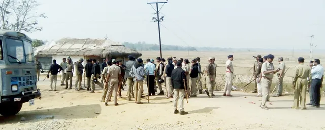 ମୟୂରଭଞ୍ଜ ଓ ବାଲେଶ୍ୱର ଜିଲ୍ଲାର ଦୁଇ ଗାଁ ମଧ୍ୟରେ  ଗୋଷ୍ଠୀ ସଂଘର୍ଷ : ପୁଲିସକୁ ଗୋଡ଼େଇ ଗୋଡ଼େଇ ପିଟିଲେ