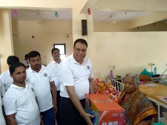 ବୃଦ୍ଧାଶ୍ରମର ଅନ୍ତେବାସୀଙ୍କ ସହିତ ସମୟ ବିତାଇଲେ