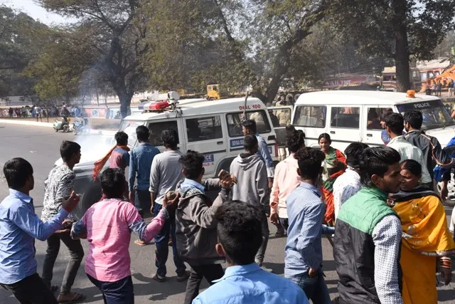 ଦୁର୍ଘଟଣା ପରେ ତୁମୁଳକାଣ୍ଡ, ପୁଲିସ ଗାଡ଼ି ଭଙ୍ଗାରୁଜା