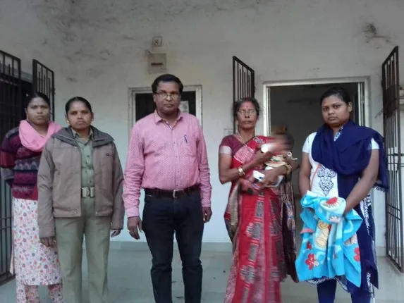 ନବଜାତକୁ ରଖି ଫସିଲେ ଅଙ୍ଗନଓ୍ଵାଡ଼ି କର୍ମୀ