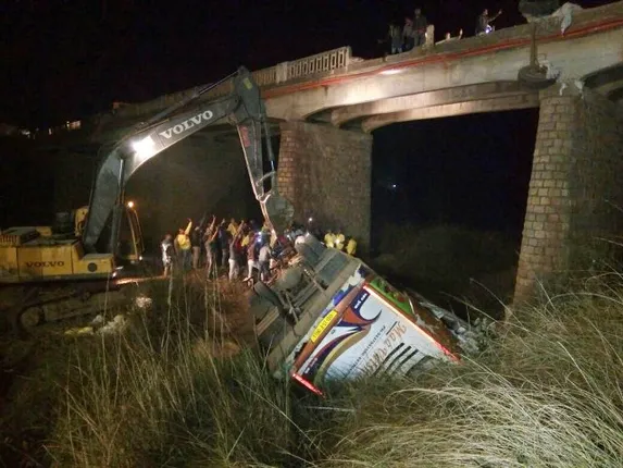 ପୋଲରୁ ଖସିଲା ବସ୍‌: ୪ ମୃତ, ୩୨ ଆହତ