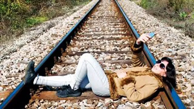 ରେଳ ଆଗରେ ବାହାଦୂରୀ ନଦେଖାଇବାକୁ ଯୁବପିଢିଙ୍କୁ ରେଳମନ୍ତ୍ରୀଙ୍କ ନିବେଦନ