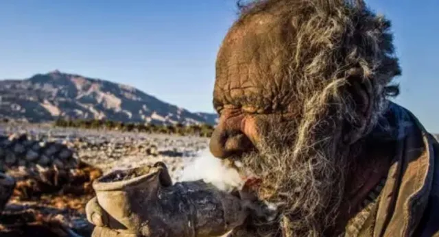 ଦୁନିଆର ସବୁଠାରୁ ଅପରିଷ୍କାର ପୁରୁଷ ! ୬୦ ବର୍ଷ ହେଲା ଦେହରେ ଛୁଆଁଇ ନାହାନ୍ତି ପାଣି