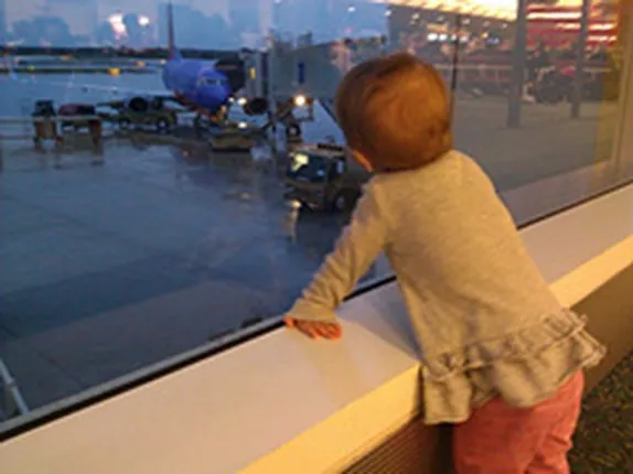 ଏଭଳି ପିତା-ମାତା, ପିଲାକୁ ବିମାନ ବନ୍ଦରରେ ଛାଡ଼ି ଘରକୁ ଫେରୁଥିଲେ...ତା’ପରେ କ’ଣ ହେଲା ଜାଣନ୍ତୁ