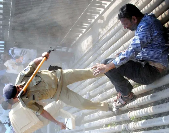 ଆନ୍ଦୋଳନରତ ଆମ୍ବୁଲାନ୍ସ କର୍ମଚାରୀଙ୍କୁ ପୁଲିସ୍‌ର ଲାଠି ମାଡ଼, ଜଣେ ଆହତ