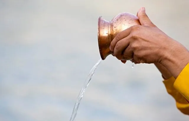 ସୂର୍ଯ୍ୟଦେବଙ୍କୁ ଜଳ ଅର୍ପଣ କରିବା ସମୟରେ ଧ୍ୟାନ ରଖନ୍ତୁ ଏହି ୧୦ଟି ଖାସ୍‌ ନିୟମ ଉପରେ