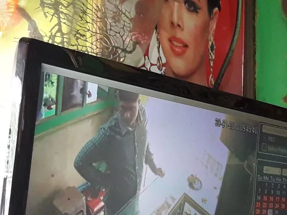 ଗ୍ରାହକ ସାଜି ଗହଣା ଲୁଟିନେଲେ