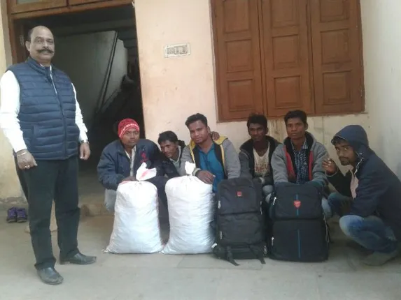 ଫେରି କରି ବିକୁଛନ୍ତି ଗଞ୍ଜେଇ