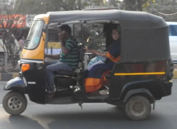 ରାଜଧାନୀରେ ଅଟୋଚାଳକମାନେ ଅଟୋ ଚଳାଇବା ବେଳେ ମୋବାଇଲରେ କଥାବାର୍ତ୍ତା।