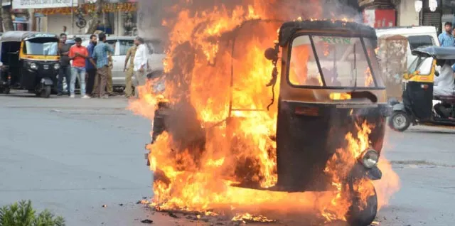 ରାସ୍ତା ମଝିରେ ଜଳିଲା ଅଟୋ, ଅଳ୍ପକେ ବର୍ତ୍ତିଲେ ଯାତ୍ରୀ