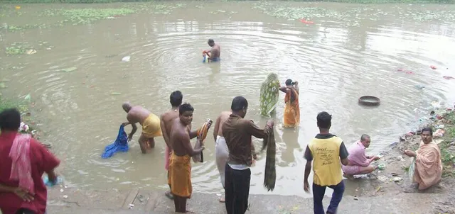 ପ୍ରାଚୀ ନଦୀ ତିବେଣୀ ଘାଟରେ ବୁଡ଼ ପାଇଁ ଶ୍ରଦ୍ଧାଳୁଙ୍କ ଭିଡ଼