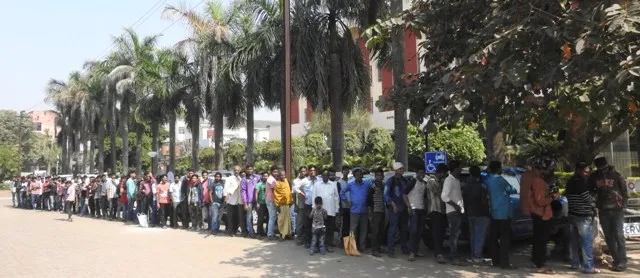 ‘କୋଣାର୍କ’ ଚିତ୍ର ଥିବା ୧୦ ଟଙ୍କିଆ ନୋଟ ନେବା ପାଇଁ ରିଜର୍ଭ ବ୍ୟାଙ୍କରେ ଗ୍ରାହକଙ୍କ ଭିଡ଼।