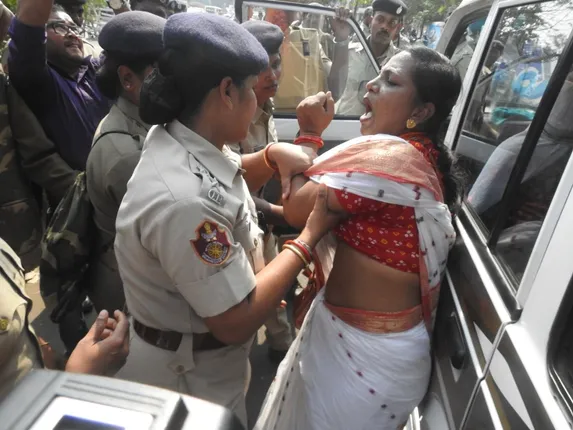 କୁନ୍ଦୁଲି ଦୁଷ୍କର୍ମ ପୀଡ଼ିତା ଆତ୍ମହତ୍ୟାର ପ୍ରତିବାଦ : କୋରାପୁଟରେ ମୃତଦେହ ରଖି ରାସ୍ତାରୋକ, ଭୁବନେଶ୍ୱରରେ ପୁଲିସ-ବିଜେପି ମୁହାଁମୁହିଁ