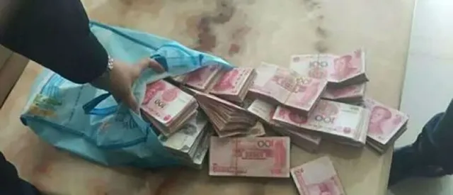 ଅଜାଣତରେ ଅଳିଆ ବ୍ୟାଗ୍‌ ଭାବି ୧୨ଲକ୍ଷ ଟଙ୍କା ଭର୍ତ୍ତି ବ୍ୟାଗ୍‌କୁ ଡଷ୍ଟବିନ୍‌ରେ ଫିଙ୍ଗିଲେ ଯୁବକ, ତା’ପରେ କ’ଣ ହେଲା ଜାଣନ୍ତୁ