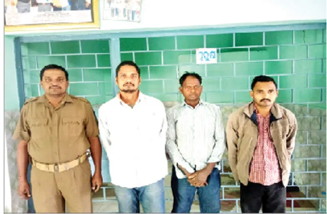 ଅବକାରୀ ଚଢ଼ଉ, ୩ ଗିରଫ