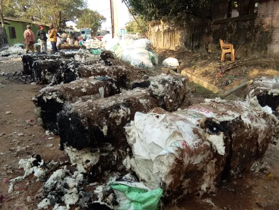 ତୁଳା ଗୋଦାମରେ ଲାଗିଲା ନିଆଁ, ବ୍ୟାପକ କ୍ଷୟକ୍ଷତି ଆକଳନ, ଅଳ୍ପକେ ବର୍ତ୍ତିଲେ ଶ୍ରମିକ