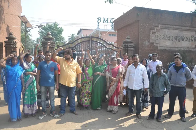 ଉଚ୍ଛେଦ ବେଳେ ଉତ୍ତେଜନା : ବିଏମ୍‌ସି ଆଗରେ ବିକ୍ଷୋଭ