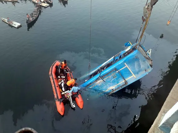 ନଦୀକୁ ଖସିଲା ବସ୍‌, ୩୬ ମୃତ