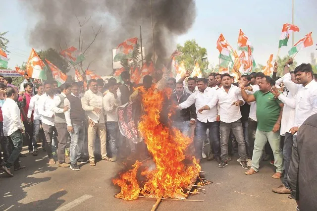କେନ୍ଦ୍ର ଓ ରାଜ୍ୟ ସରକାରଙ୍କ ଚାଷୀ-ଯୁବକ ମାରଣ ନୀତି ବିରୁଦ୍ଧରେ ଯୁବ କଂଗ୍ରେସର ବିକ୍ଷୋଭ