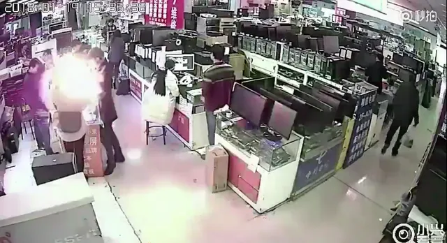 ଦାନ୍ତରେ କାମୁୁଡ଼ୁଥିଲେ, ଫୁଟିଲା ଆଇଫୋନ୍‌ର ବ୍ୟାଟେରି: ବିସ୍ଫୋରଣ ଦେଖି ଲୋକେ ଛାନିଆ