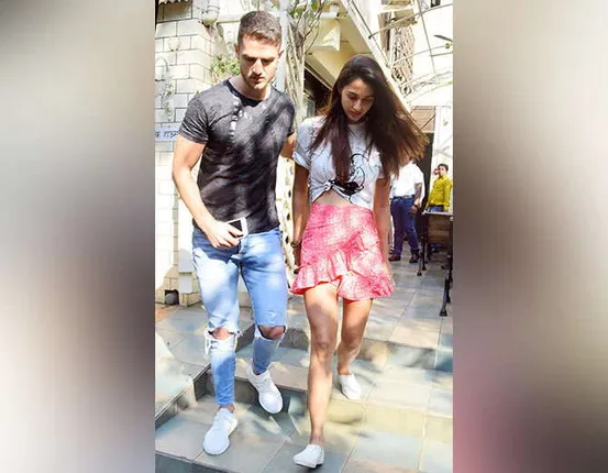 ଦିଶା ପଟାନିଙ୍କ ସହ ଏହି ଅଜଣା ଯୁବକ କିଏ ?