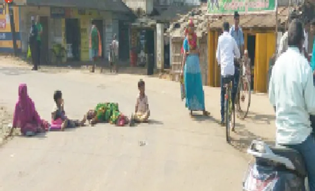 ସରକାରୀ ରାସ୍ତାରେ ଘର ନିର୍ମାଣ:ରାସ୍ତାରେ ଶୋଇ ପ୍ରତିବାଦ