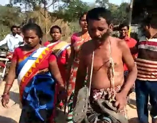 ଝାରସୁଗୁଡ଼ା: ନାବାଳିକାଙ୍କୁ ଦୁଷ୍କର୍ମ ଅଭିଯୋଗରେ ବୃଦ୍ଧଙ୍କୁ ଜୋତା ମାଳ ପିନ୍ଧାଇଲେ ଗାଁ ଲୋକେ