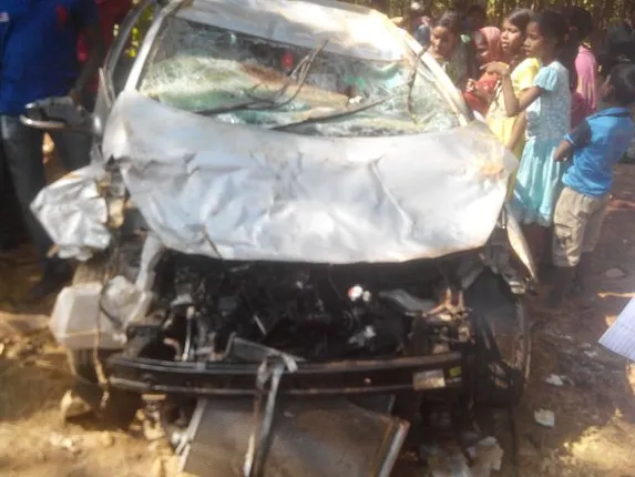 କାର୍‌ ଓଲଟି ଗଛରେ ପିଟି ହେଲା, ଗୋଟିଏ ପରିବାରର ୩ ଶିଶୁ ସମେତ ୫ ଗୁରୁତର