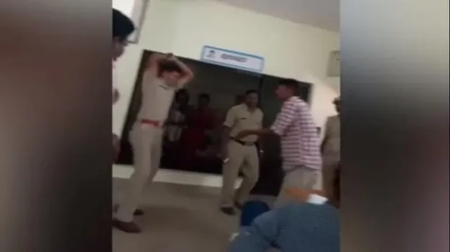 କର୍ଣ୍ଣାଟକ ପୁଲିସ ଅଭିଯୁକ୍ତଙ୍କୁ ଥାନାରେ ବେଲ୍ଟରେ ପିଟିବା ଭିଡିଓ ଭାଇରାଲ, ତଦନ୍ତ ଜାରି